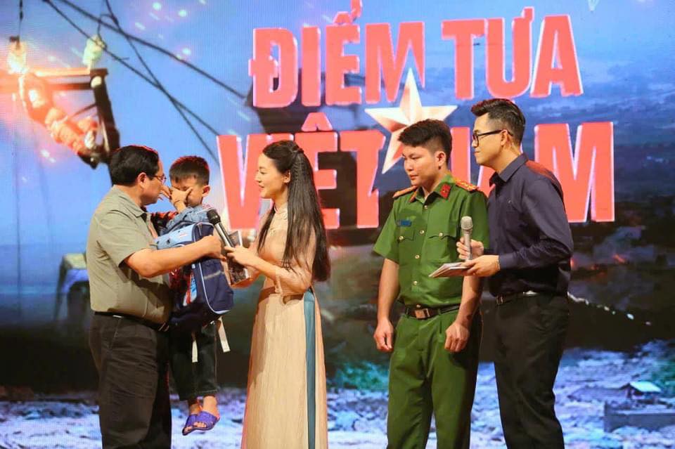 Cháu Bảo xúc động trong vòng tay của Thủ tướng. Ảnh: VTV News