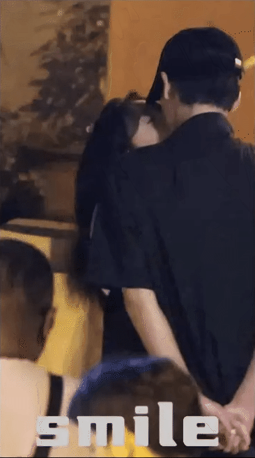 Cảnh hôn của Triệu Kim Mạch và Trương Lăng Hách trong Anh Đào Hổ Phách.