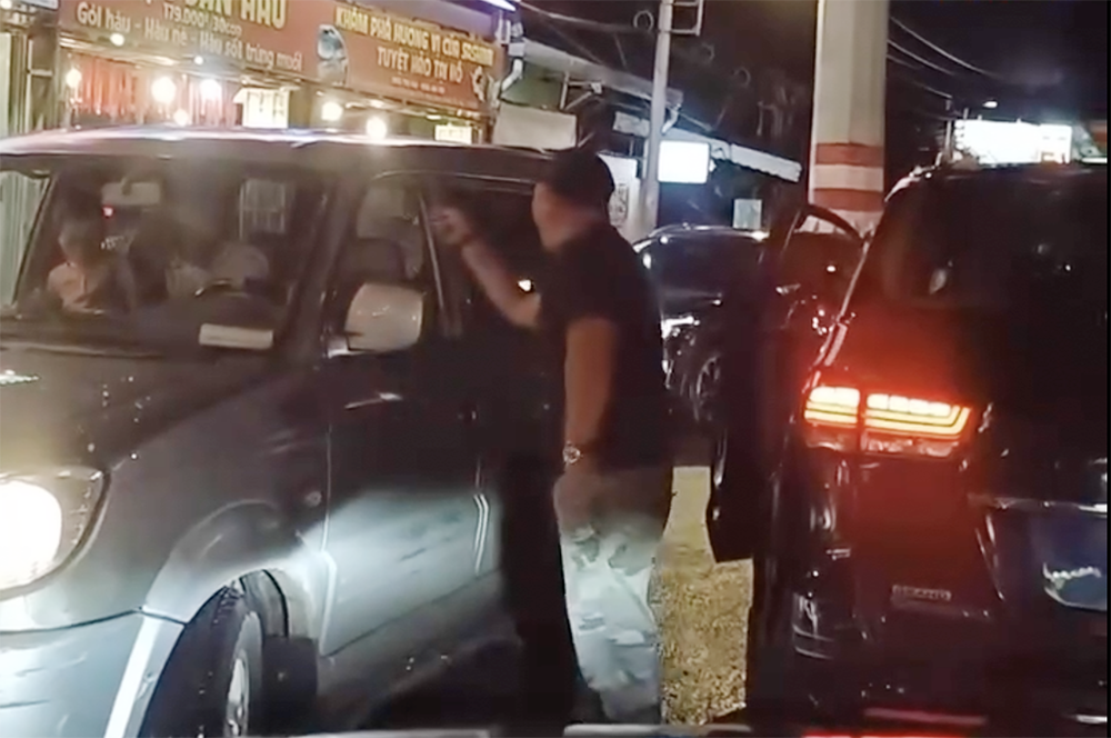Clip trên mạng quay rõ cảnh người đàn ông hung hãn chửi bới, đánh người ngồi trong ô tô. Ảnh: Cắt từ clip