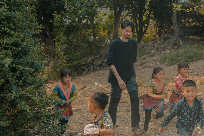 Đen Vâu gây xúc động với MV về hành trình đến trường của trẻ em vùng cao