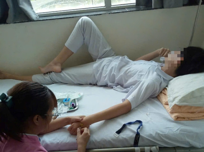 Sau khi thăm khám, 20 học sinh được phụ huynh đón về nhà theo dõi, 1 em còn lại phải chuyến đến Bệnh viện Hoàng Anh Gia Lai để điều trị. Ảnh: CTV