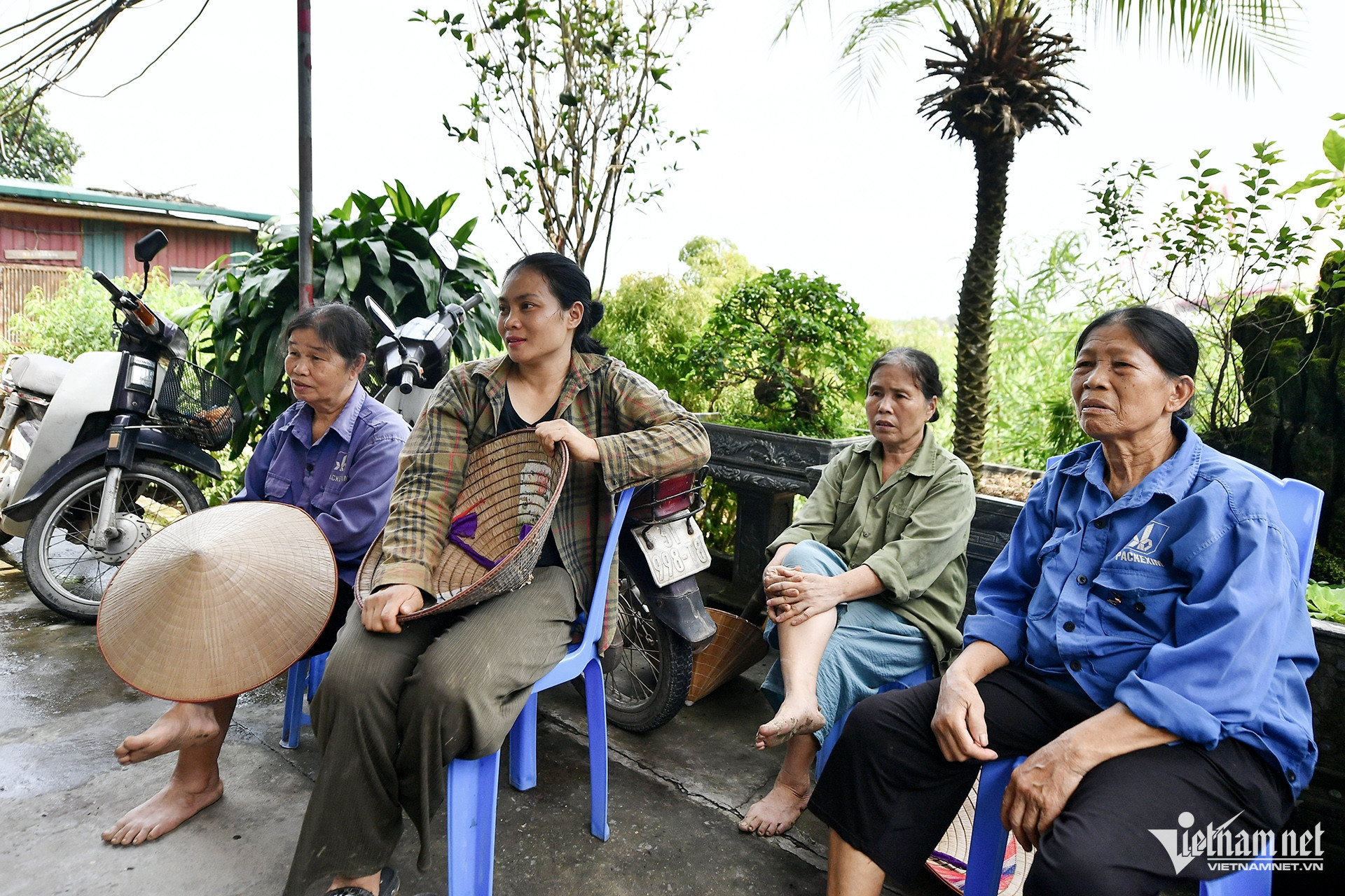 Những ngày này bà con nông dân không biết làm gì ngoài việc chờ khô cạn để bắt tay vào dọn dẹp và phải bắt đầu lại vụ mùa mới. Trong ảnh, chị Nguyễn Thị Thúy (thứ hai từ trái sang) và các đồng nghiệp chủ vườn trồng đào Nguyễn Thị Nghị, Mai Thị Tơ (ngoài cùng bên phải) ngồi nói chuyện và hỏi thăm lẫn nhau. 