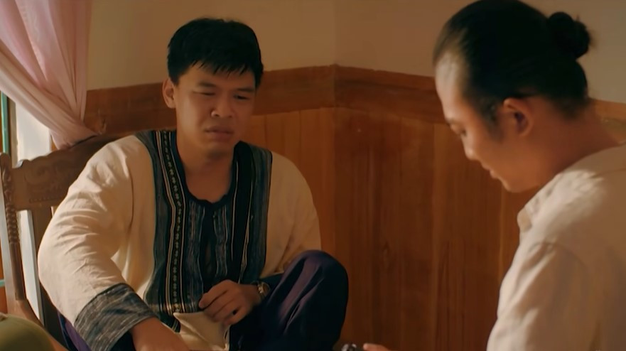 Hồng mua đồ từ Lý.