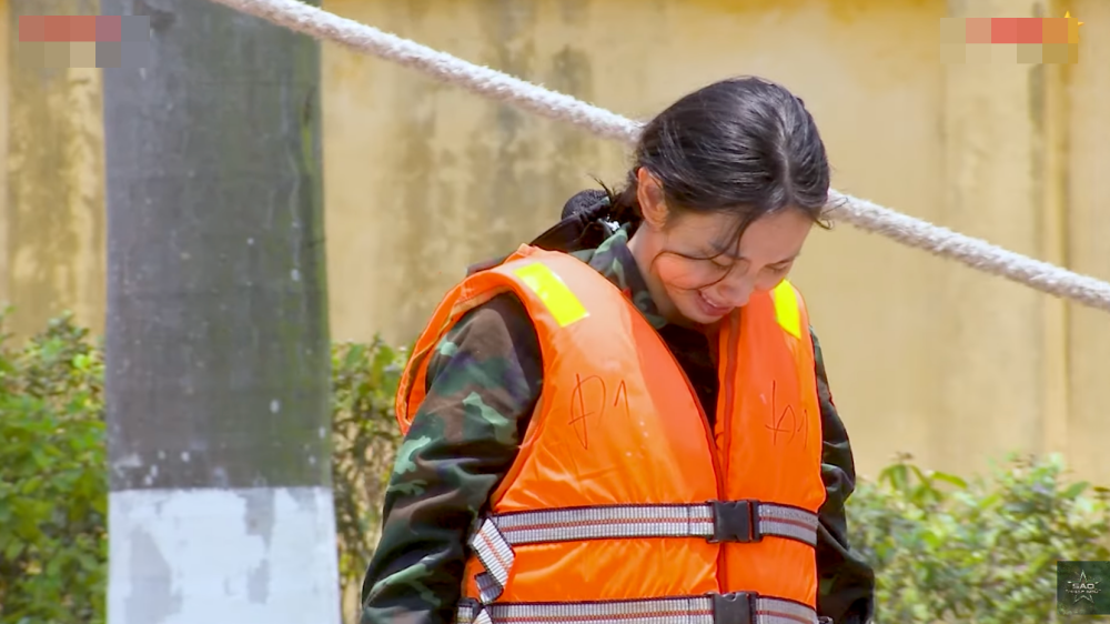 Thùy Tiên bật khóc sau khi hoàn thành nhiệm vụ xuất sắc.