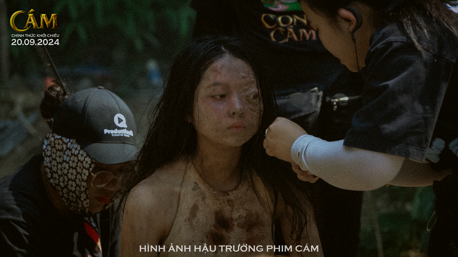 Nhân viên hóa trang đang hóa trang mặt nạ cho diễn viên Lâm Thanh Mỹ.