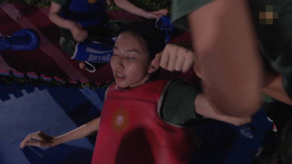 Vì bị chấn thương trước đó và đuối sức nên Thùy Tiên đã ngất xỉu khiến cả tiểu đội lo lắng.