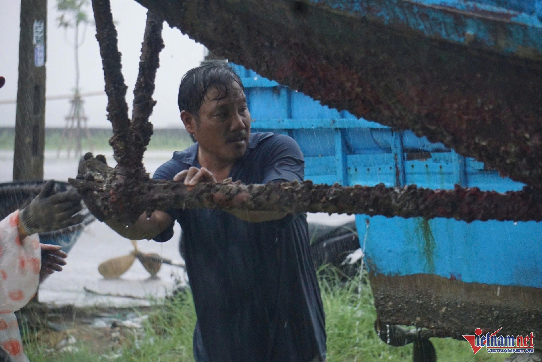  Các ghe, thuyền gắn máy công suất nhỏ được di chuyển sâu vào trong đất liền.