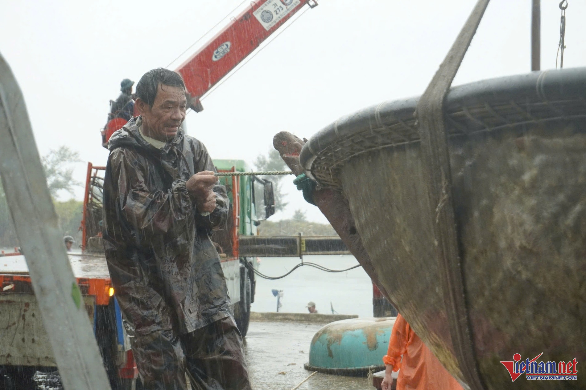  Công việc neo tàu thuyền đang triển khai hết sức khẩn trương.