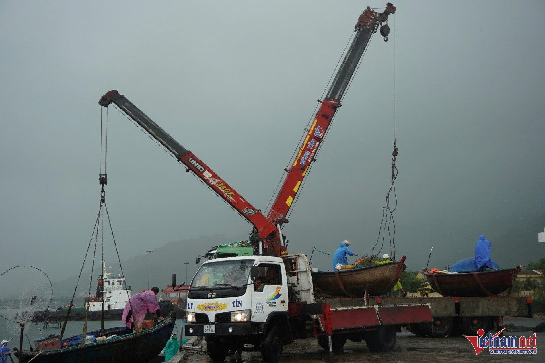 Tại khu vực cầu cảng tại biển Thọ Quang (quận Sơn Trà, Đà Nẵng), nhiều ngư dân đã thuê xe cẩu đưa tàu, thuyền về nơi tránh trú bão.