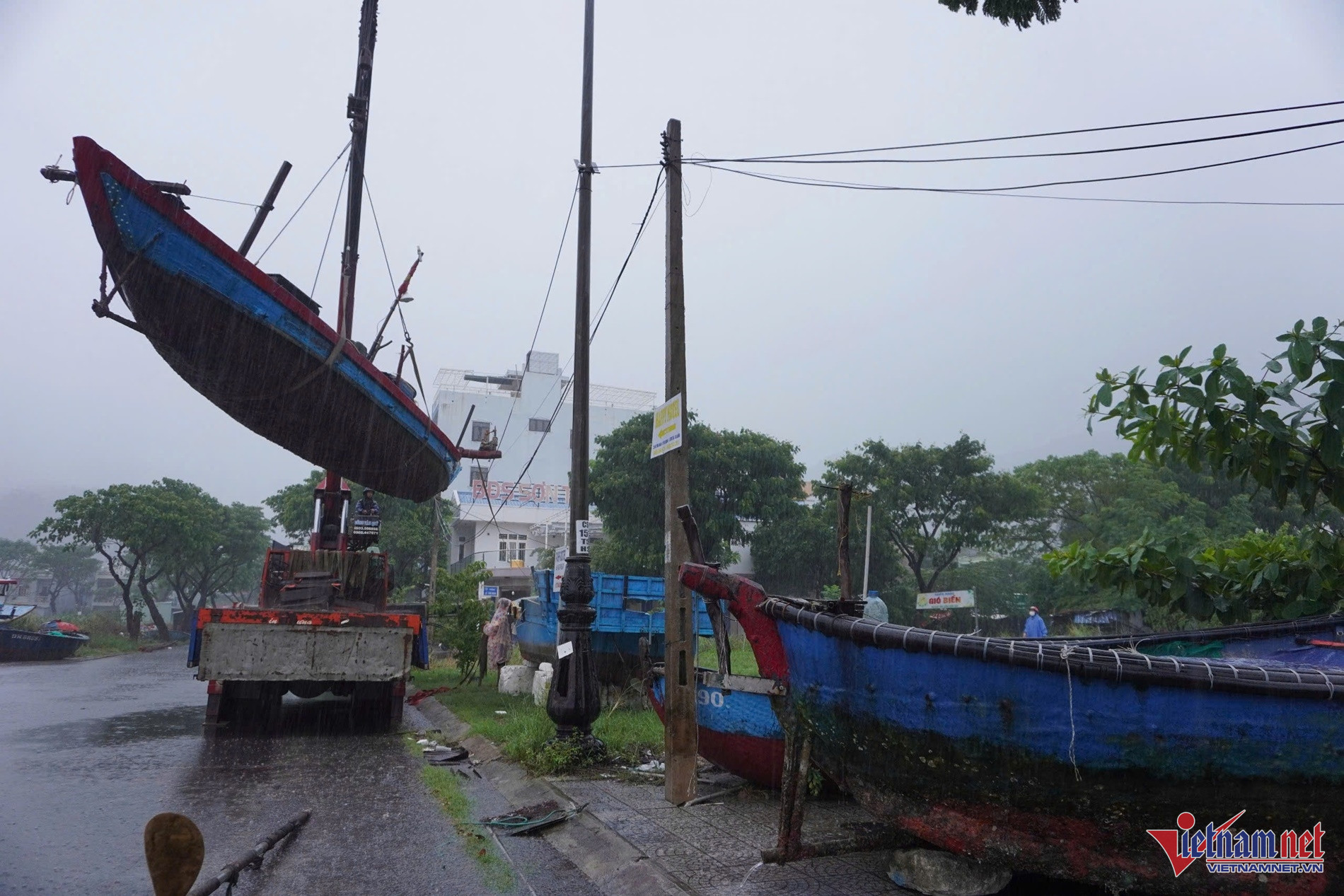 Tàu thuyền được cẩu lên nằm dọc vỉa hè tuyến đường Hoàng Sa