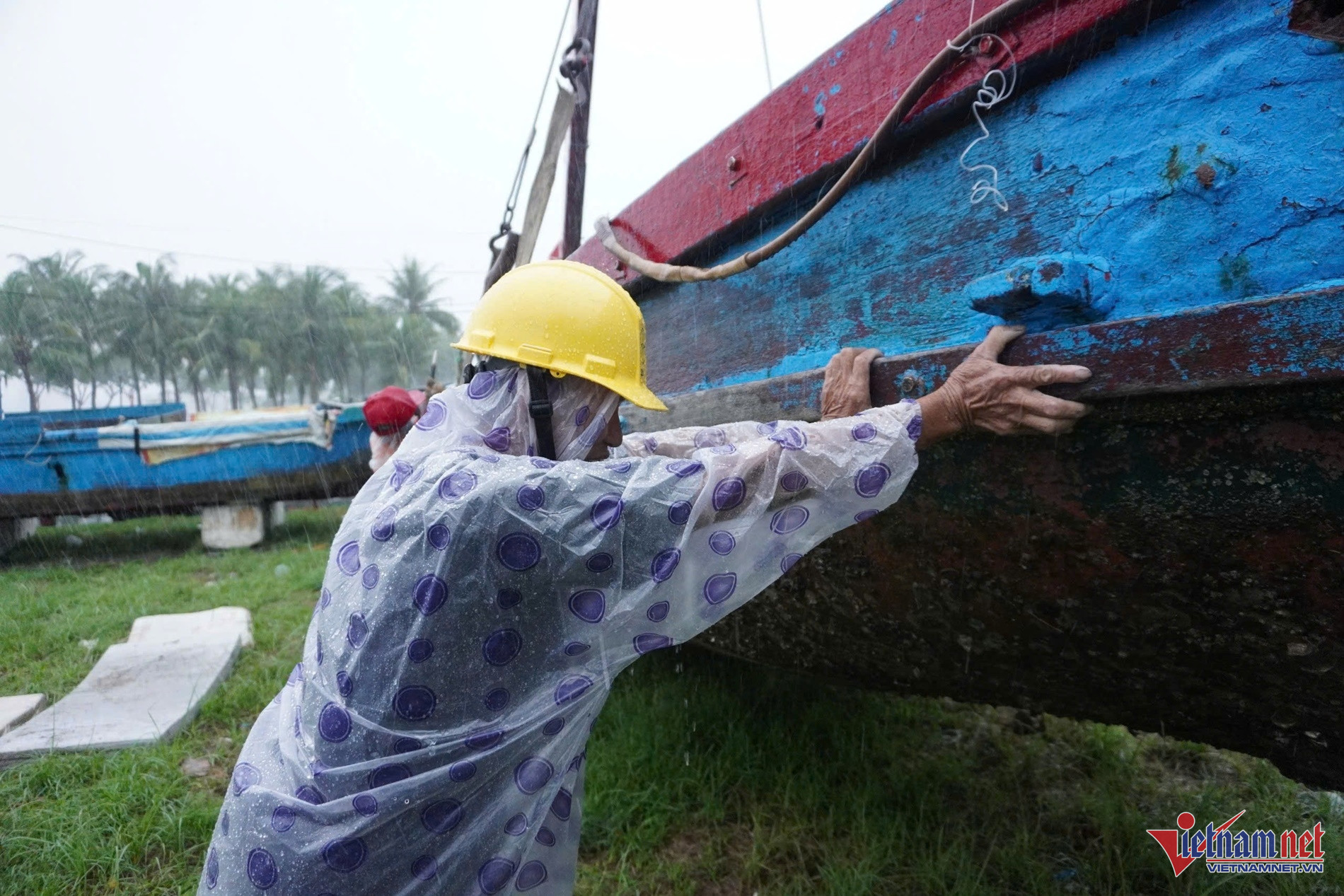 Ngư dân Phạm Văn Tuấn cho biết, gia đình anh có 4 thuyền thúng, từ sáng sớm anh cùng người thân ra chân cầu cảng thuê xe cẩu thuyền lên bờ.