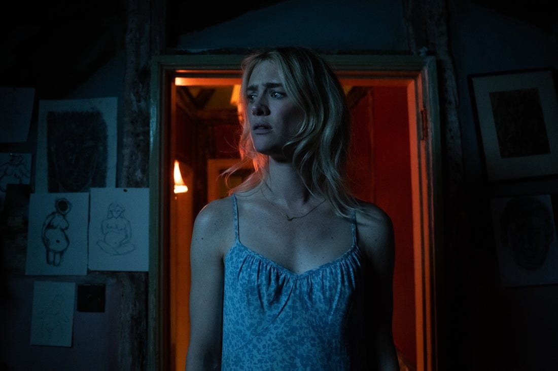 Mackenzie Davis vào vai Louise Dalton trong 