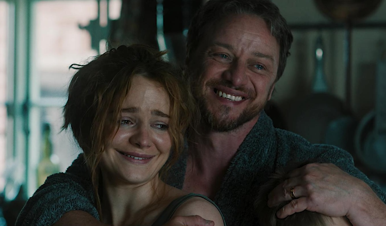 Aisling Franciosi và James McAvoy trong 