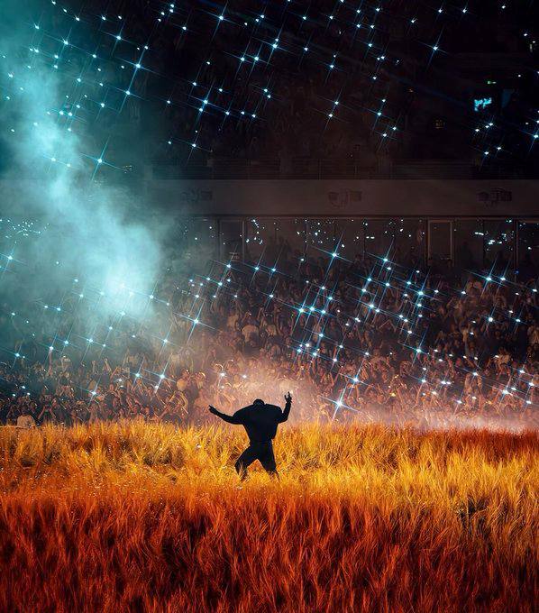 Sân khấu tuyệt đẹp của Kanye tại SVĐ Ngô Viên Giang.