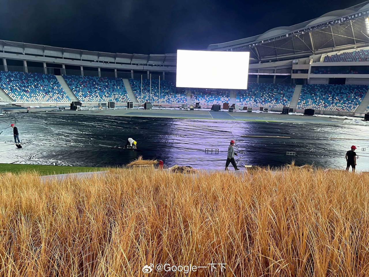 SVĐ Ngô Viên Giang trước khi đêm nhạc diễn ra, phần mái bị hư hại không ít.