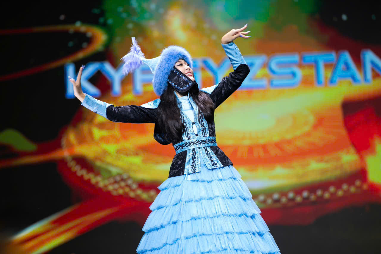 Hoa hậu Kyrgizstan khắc hoạ nét văn hóa du mục của quê hương mình qua bộ trang phục với mũ lông. 