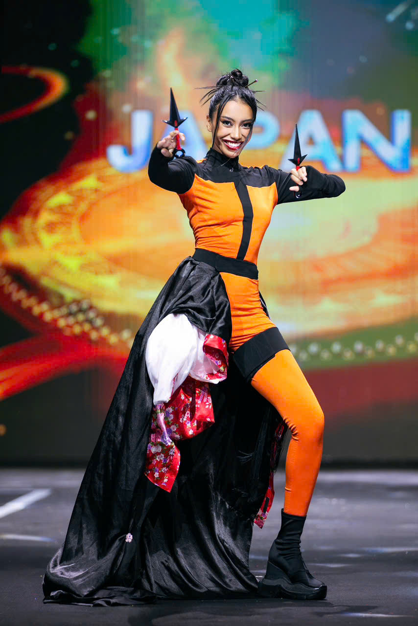 Đại diện Nhật Bản mô tả nhân vật hoạt hình nổi tiếng Naruto qua trang phục với gam màu chủ đạo là cam và đen. Màn múa kiếm điêu luyện và bước catwalk uyển chuyển của người đẹp cũng được đánh giá cao. 