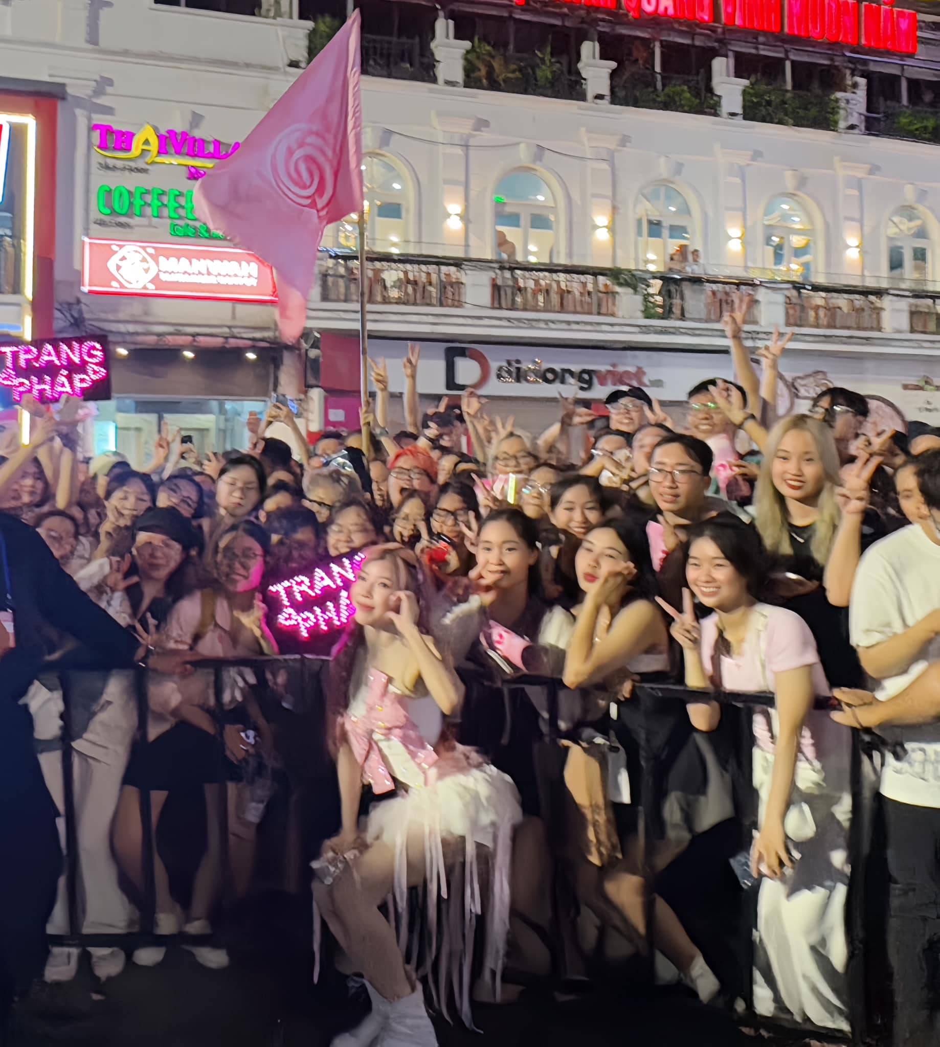 Đa số fan của nghệ sĩ Việt sẽ tập trung vào vài hội nhóm, các hội nhóm này đồng hành lâu năm, dễ thân thiết với ekip, thậm chí là nghệ sĩ