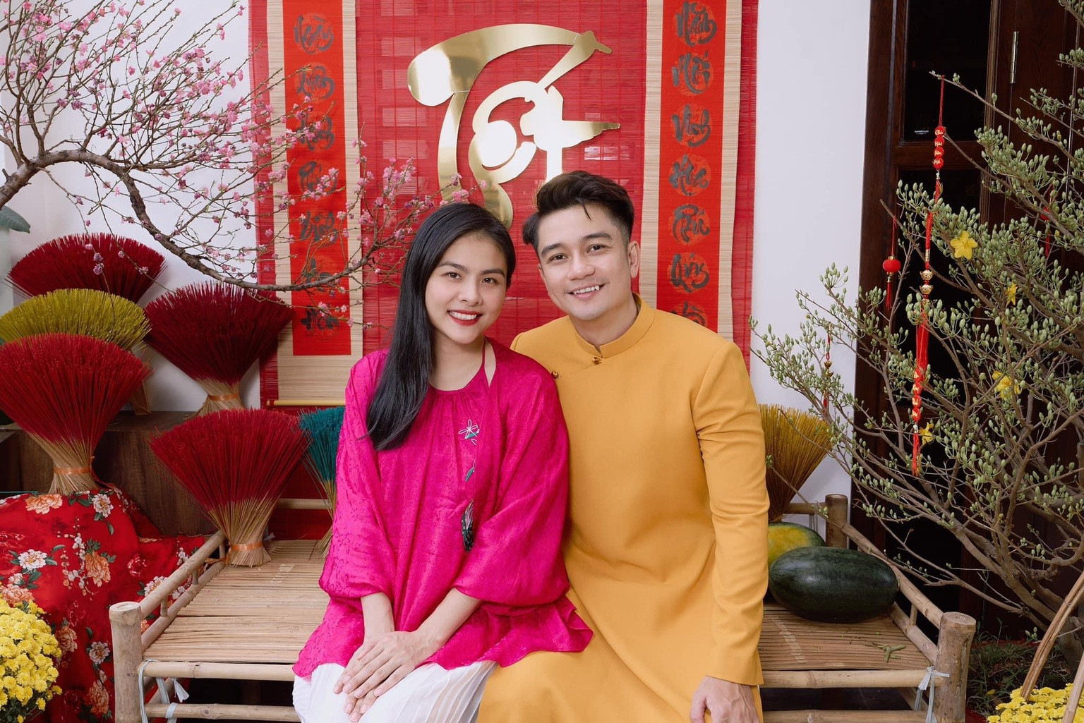 Ông xã Vân Trang luôn ủng hộ cô hết mình trong nhiều dự án. Nữ diễn viên thổ lộ anh động viên mình về mặt tinh thần, chủ động làm việc nhà và chăm con để cô nghỉ ngơi. 