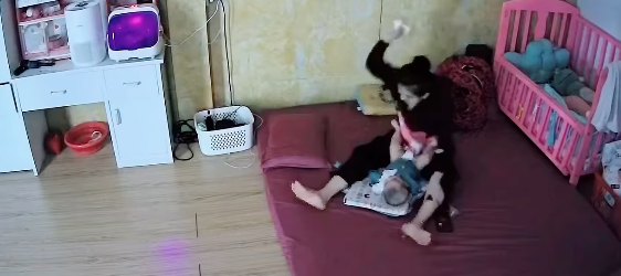 Bực mình tới mức ném mạnh bình sữa vì con không chịu ăn...