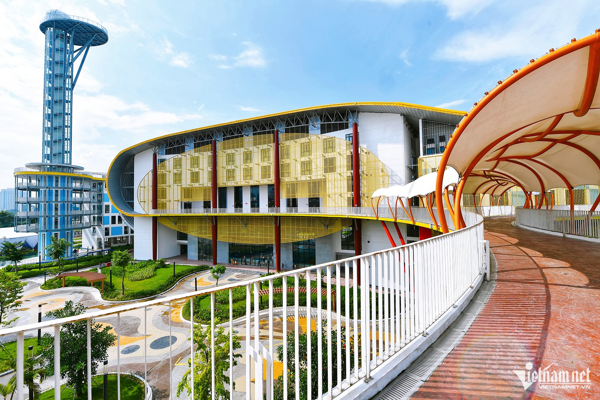 Điểm nhấn của công trình là Tháp Thiên văn với 18 tầng, cao 68m nằm gần phía mặt đường Phạm Hùng. 