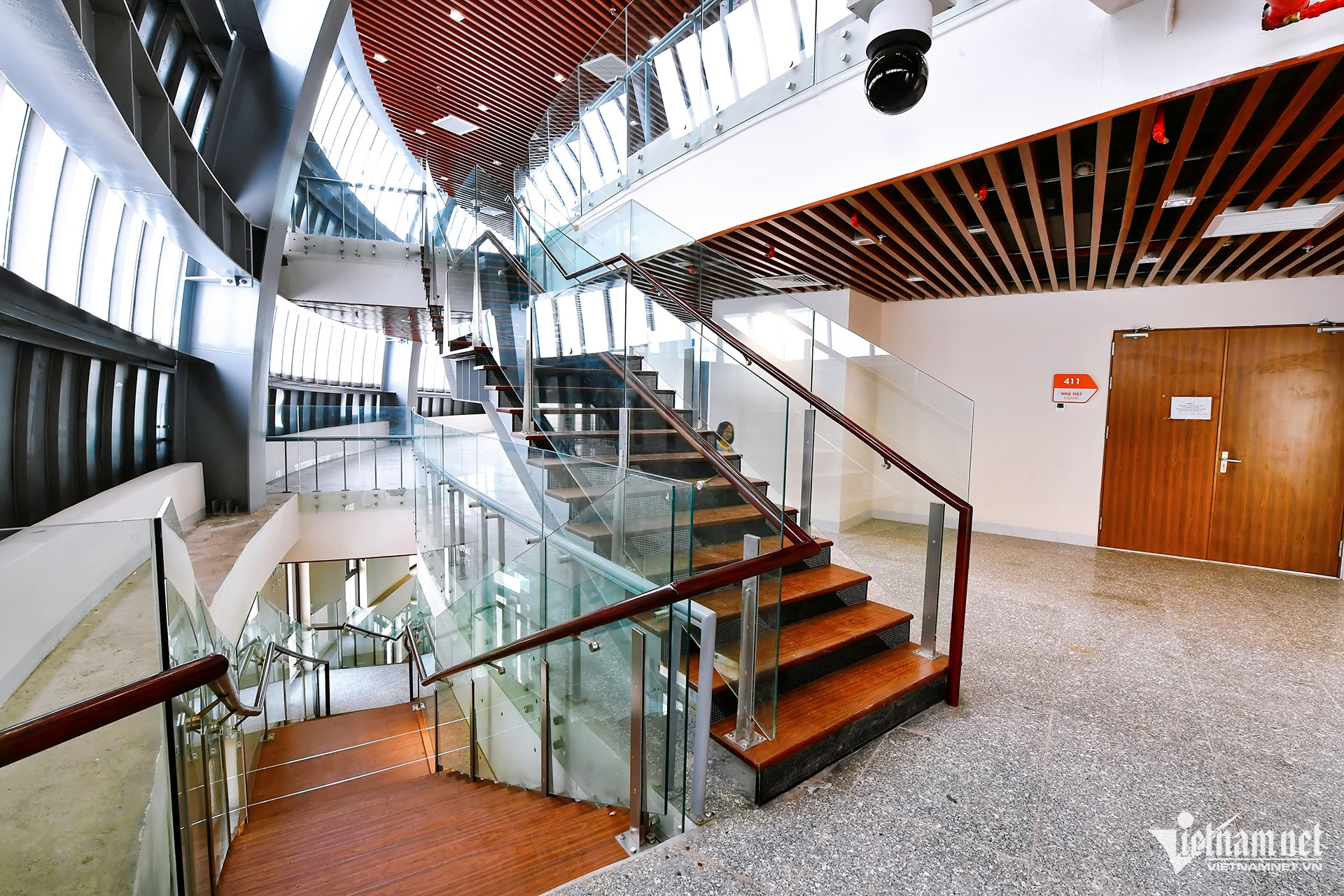 Khu vực hành lang bên ngoài nhà hát 800 chỗ ngồi tại khu nhà A.