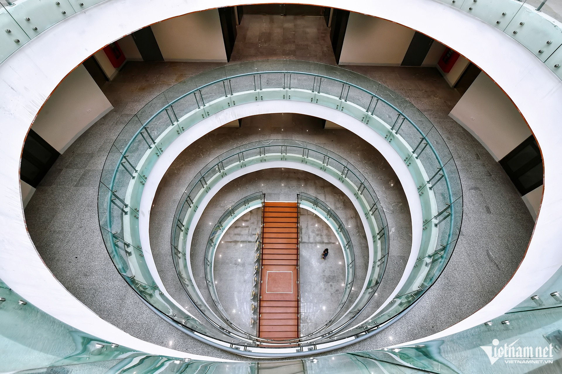 Khu vực giếng trời được thiết kế theo hình xoáy trôn ốc.