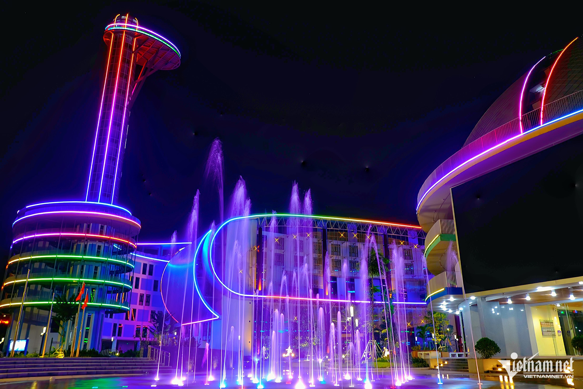 Cung Thiếu nhi nằm cạnh Công viên hồ điều hòa CV1 với tổng diện tích khoảng 40.000 m2, diện tích sàn xây dựng khoảng 10.280m2. 