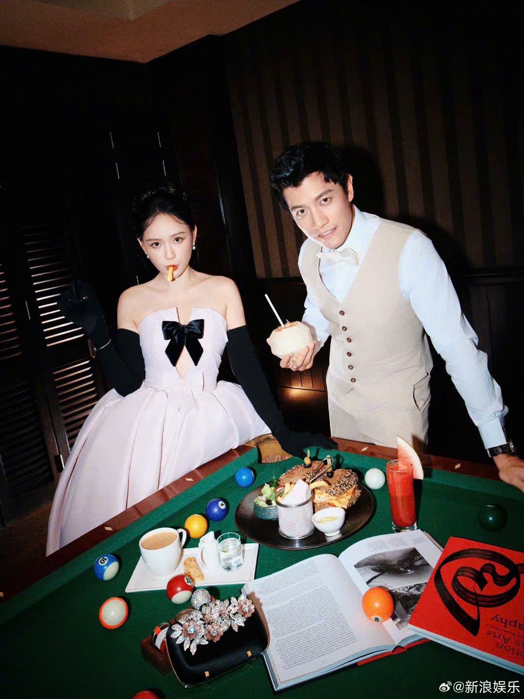 Niềm vui và sự phấn khởi của cả 2 hiện rõ trên gương mặt bởi họ sắp bước vào giây phút trọng đại nhất cuộc đời