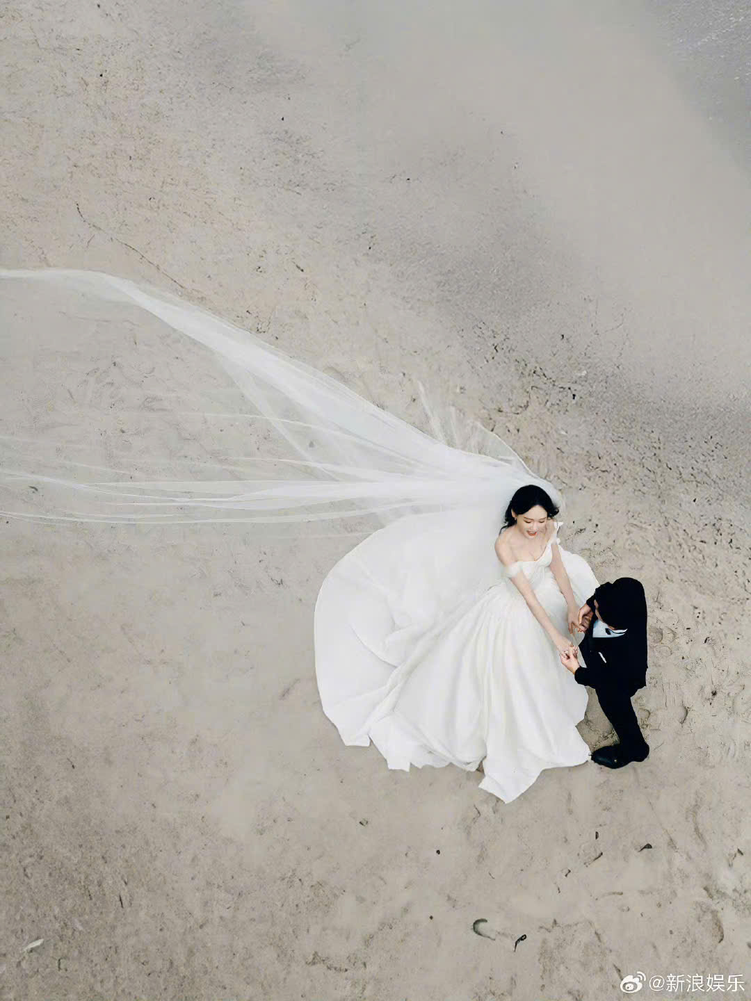 Khoảnh khắc nhí nhố của Trần Kiều Ân và ông xã thiếu gia kém 9 tuổi