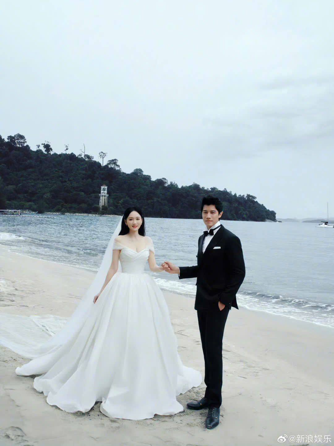 Cô dâu Trần Kiều Ân khiến netizen xuýt xoa khi diện chiếc váy cưới vô cùng gợi cảm khéo khoe vai trần thon thả và vòng 1 căng đầy