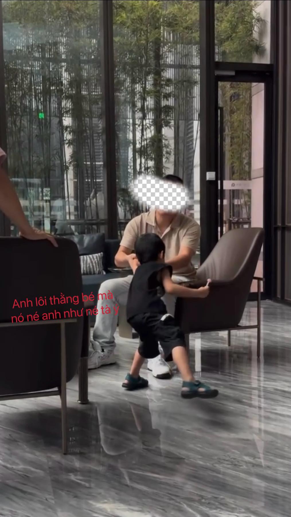 Chồng cũ Hằng Du Mục có nhiều động thái như lôi kéo con trai, xé giấy tờ khiến đứa trẻ sợ hãi.