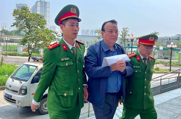 Bị cáo Đỗ Anh Dũng được dẫn giải tới phiên tòa sơ thẩm