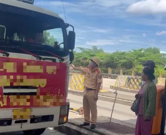 Xe cứu trợ từ miền Bắc trở về chở theo hàng hóa kinh doanh vận tải, nhưng phản ứng khi trạm thu phí yêu cầu nộp phí làm ùn tắc cao tốc.