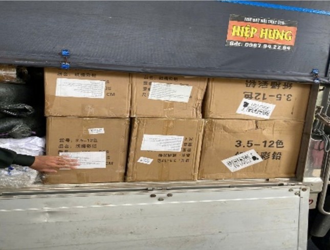 Xe tải 49H-01.XXX chở theo nhiều hàng hóa và thu cước vận chuyển sau khi đi cứu trợ về.