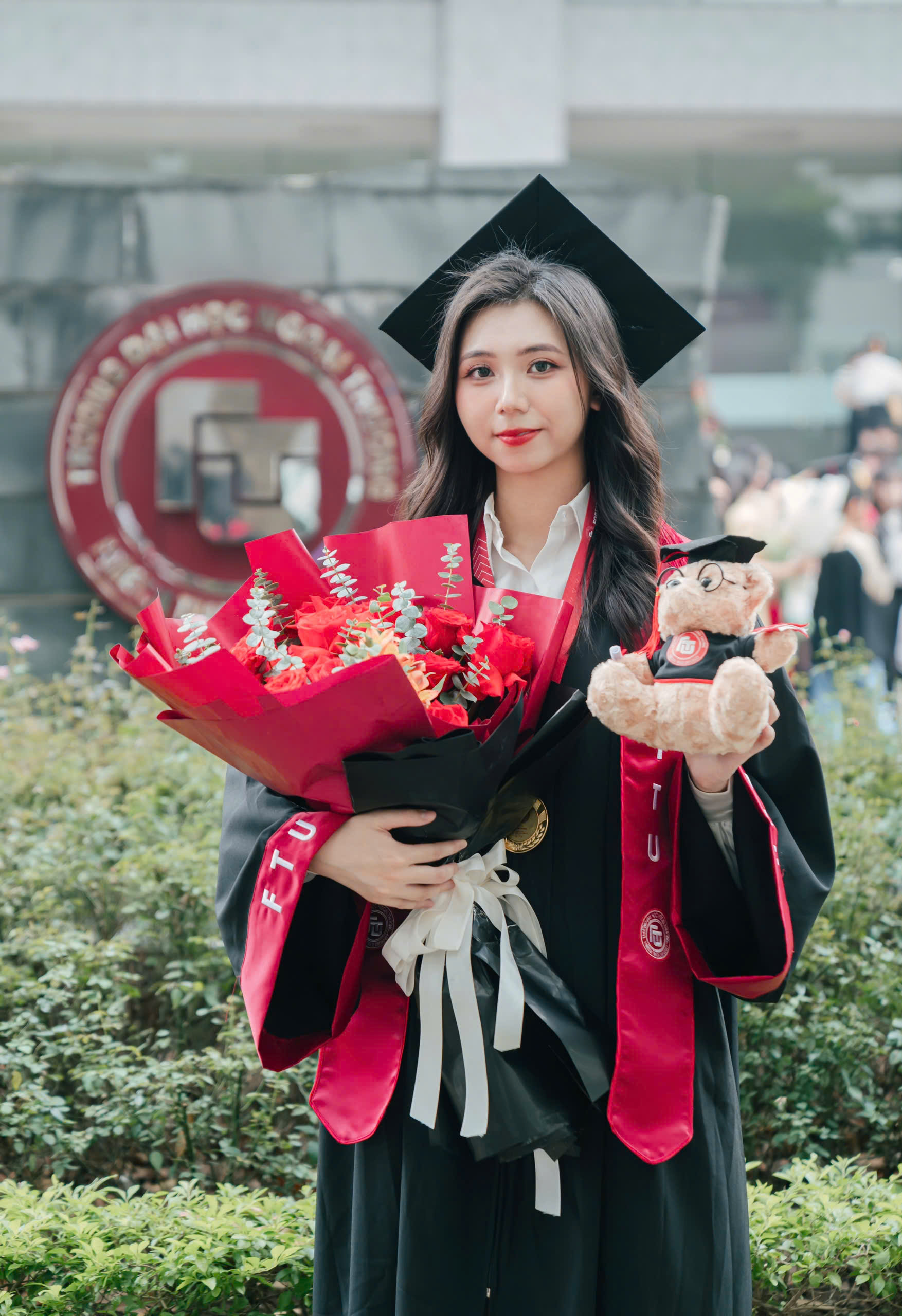 Khoảnh khắc tốt nghiệp tại FTU của Thu Trang