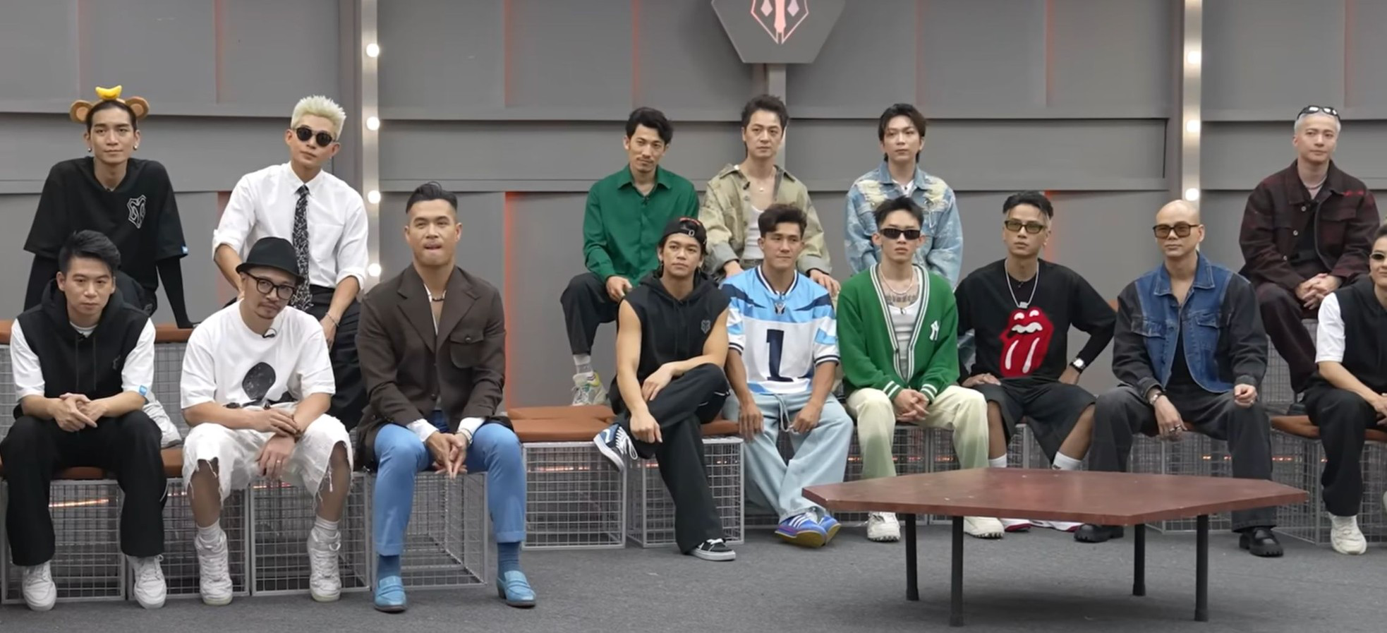 Ở những cảnh hậu trường, bối cảnh không có sự thay đổi gây nhàm chán. Ảnh: CMH