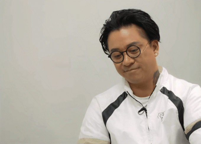 Biểu cảm buồn bã của Tuấn Hưng khi bị “bỏ rơi” tại show “Chông Gai”