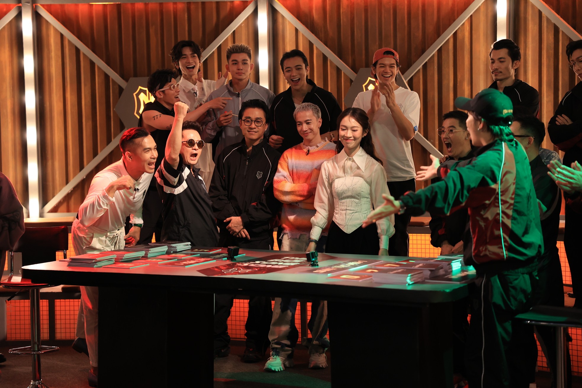 Màn đấu giá bài được xây dựng như một trò chơi ở sòng bài. Ảnh: BTC