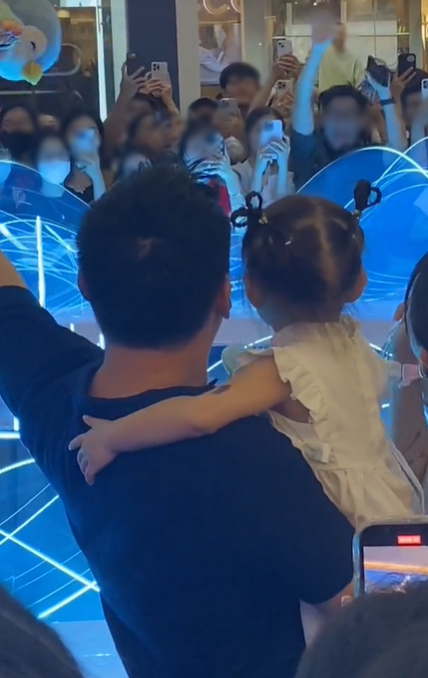 Pam xuất hiện cùng bố mẹ trong một sự kiện đông người khiến dân tình bùng nổ tranh cãi