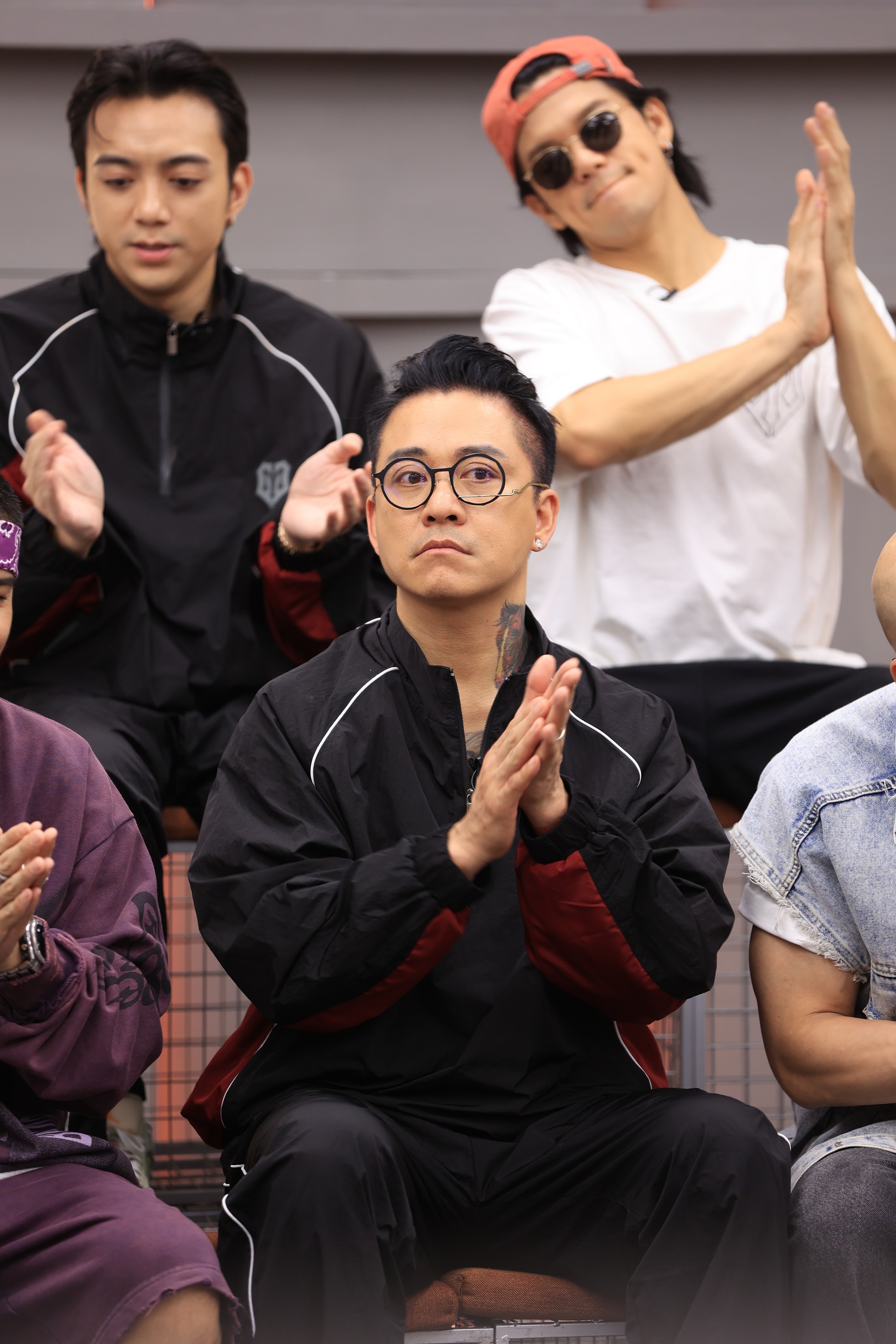 Tuấn Hưng không giấu nổi nỗi thất vọng sau khi bị anh em tảng lờ. Ảnh: BTC