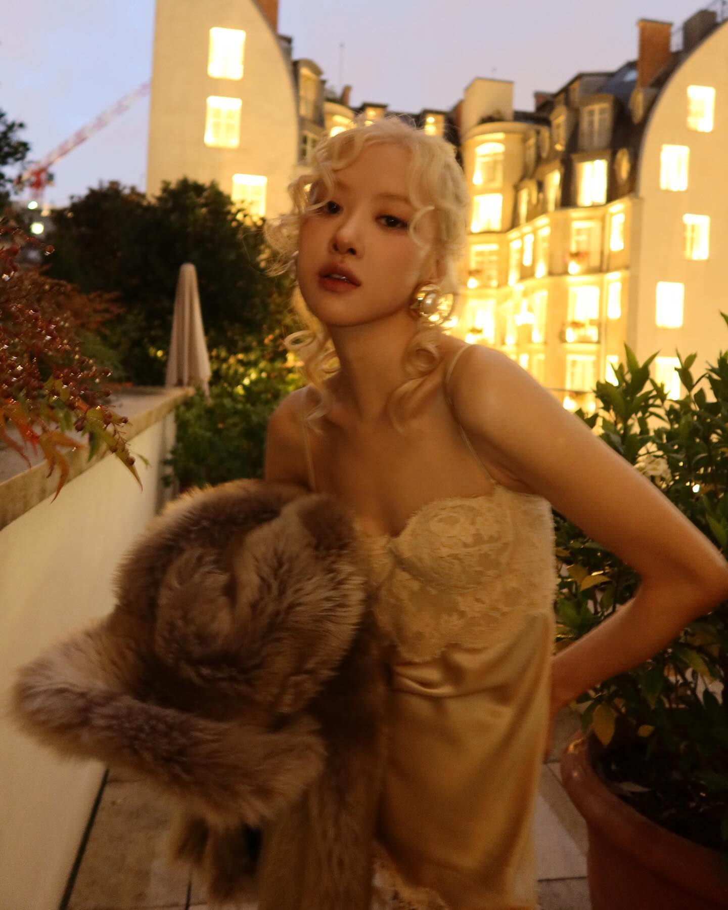 Rất nhanh chóng, trang cá nhân gần 80 triệu followers của Rosé đã được cô nàng cập nhật những bức hình hậu trường không thể 