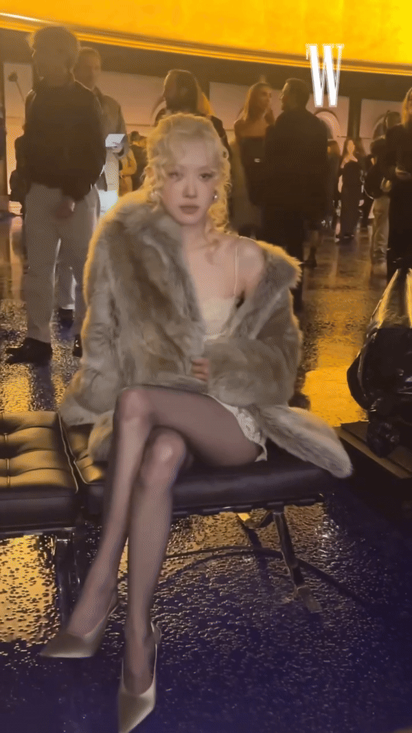 Không phụ lòng người hâm mộ, nàng Đại sứ của Saint Laurent đem đến tạo hình ấn tượng bậc nhất trong các nữ idol tham gia Tuần lễ Thời trang mùa này tính đến thời điểm hiện tại. Với mái tóc xoăn xù mì đã gắn bó trong thời gian qua, Rosé diện váy 2 dây, đi giày cao gót khoác bên ngoài chiếc áo choàng lông thú, toả sáng như một minh tinh.