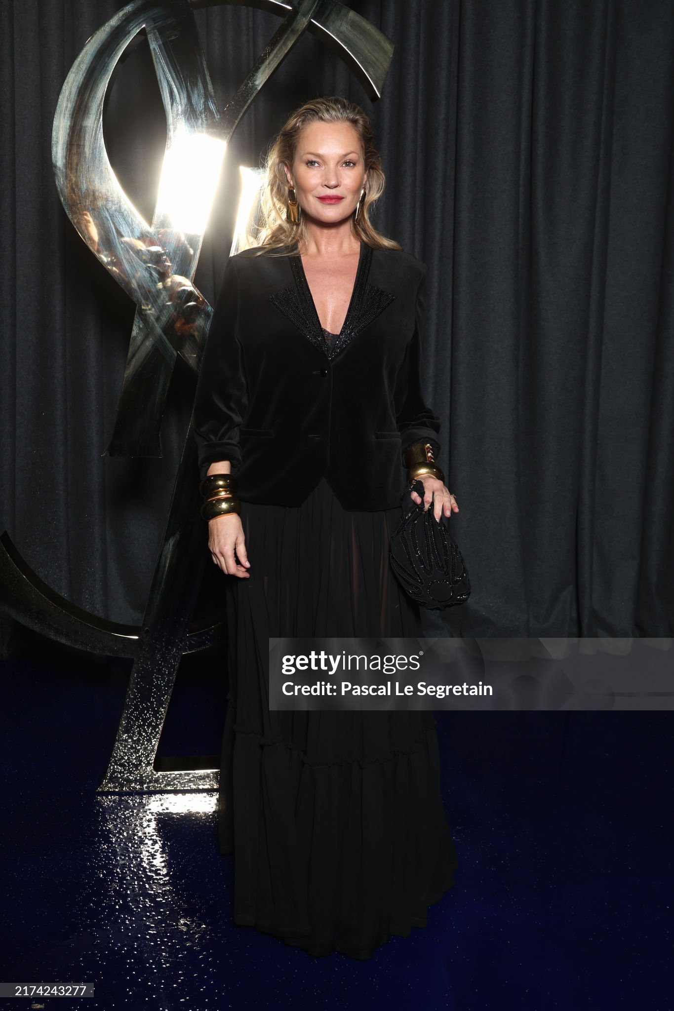 Siêu mẫu Kate Moss xuất hiện với vai trò khách mời của show diễn.