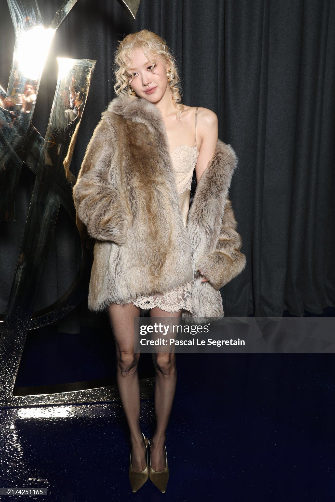 Trước ống kính Getty Images, nữ idol vẫn toả sáng như thường. Thậm chí khi đứng cạnh logo YSL biểu tượng, Rosé tiếp tục khẳng định sự hoà hợp của mình và thương hiệu này bởi sự đồng điệu từ màu sắc đến dáng vẻ của cả 2.