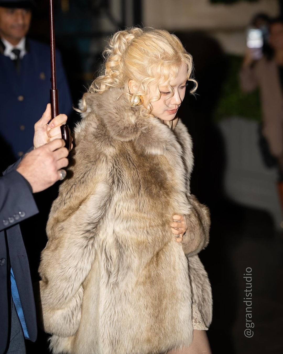 Từ những giây phút đầu lộ diện, Rosé đã khiến công chúng toàn cầu choáng ngợp với vibe cổ điển ngập tràn, làm dân tình liên tưởng đến những ngôi sao nhiều thập niên trước, mà Marilyn Monroe là hình tượng kinh điển được nhắc đến. 