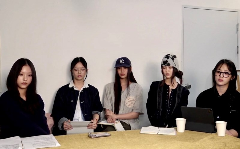 NewJeans livestream bóc phốt HYBE, đòi khôi phục chức vụ cho CEO Ador cho Min Hee Jin. Tuy nhiên, yêu cầu của nhóm nhạc nữ này không được HYBE chấp thuận