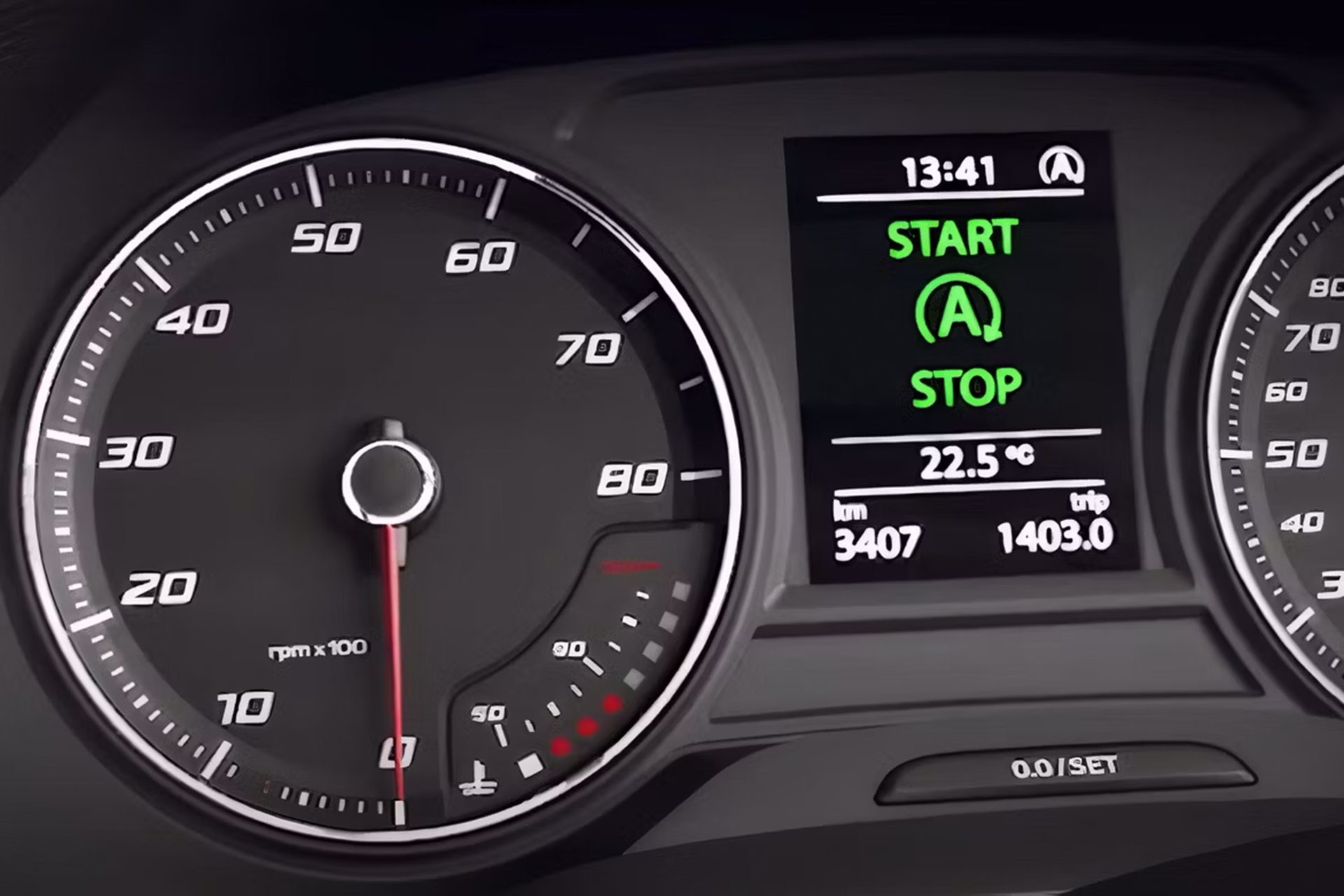 Hệ thống ngắt động cơ tạm thời được thể hiện trên bảng đồng hồ xe Audi. Ảnh: CNET