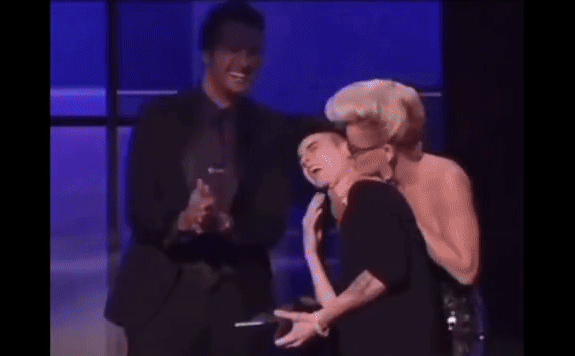 Justin Bieber bị người dẫn chương trình Jenny McCarthy cưỡng hôn trên sân khấu
