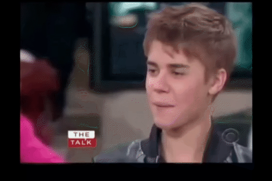 Justin Bieber bối rối, ngại ngùng khi nhận những câu hỏi quấy rối từ người dẫn chương trình